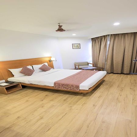 Palette Hotel Surya Vadodara Exteriör bild
