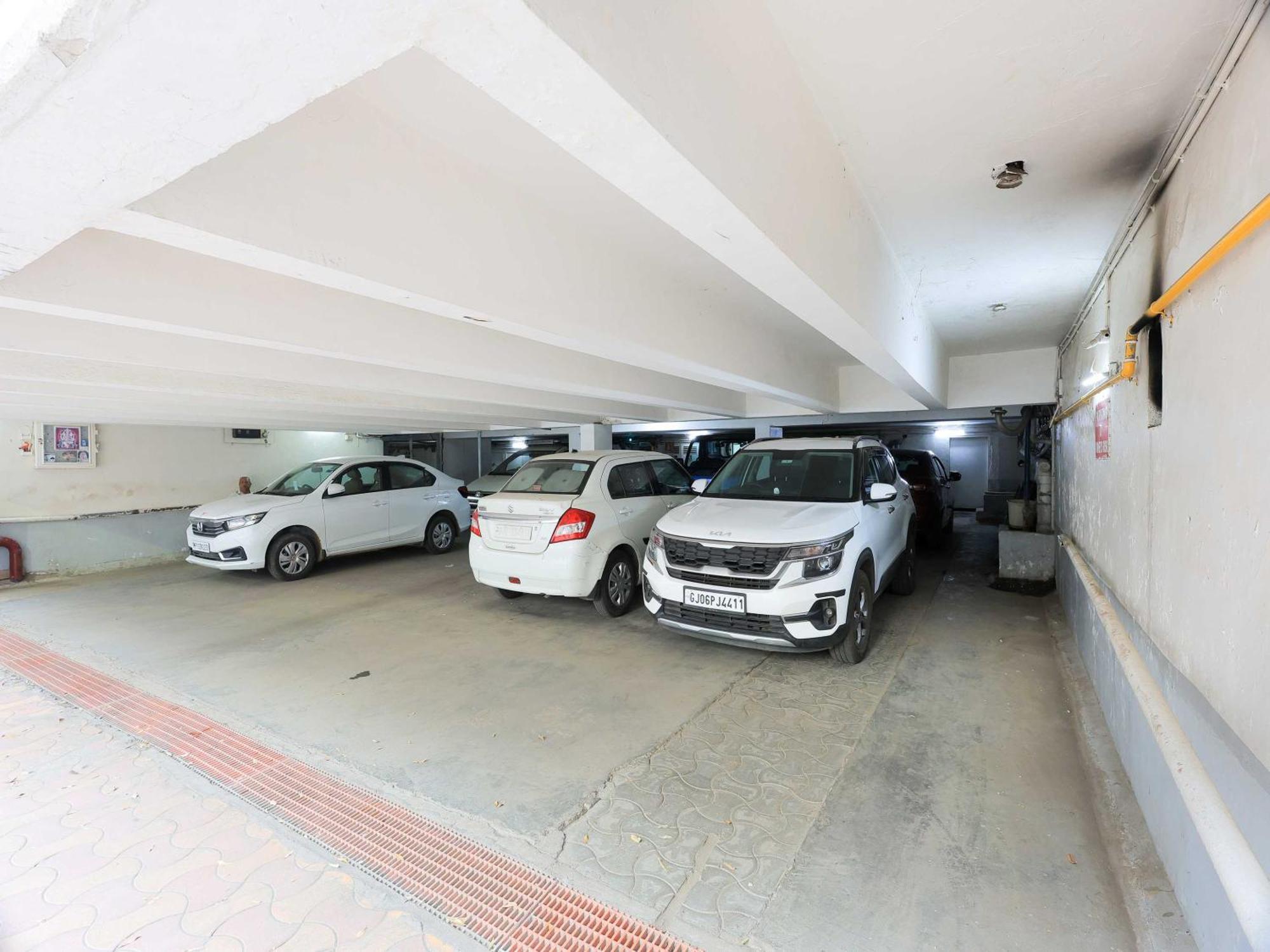 Palette Hotel Surya Vadodara Exteriör bild