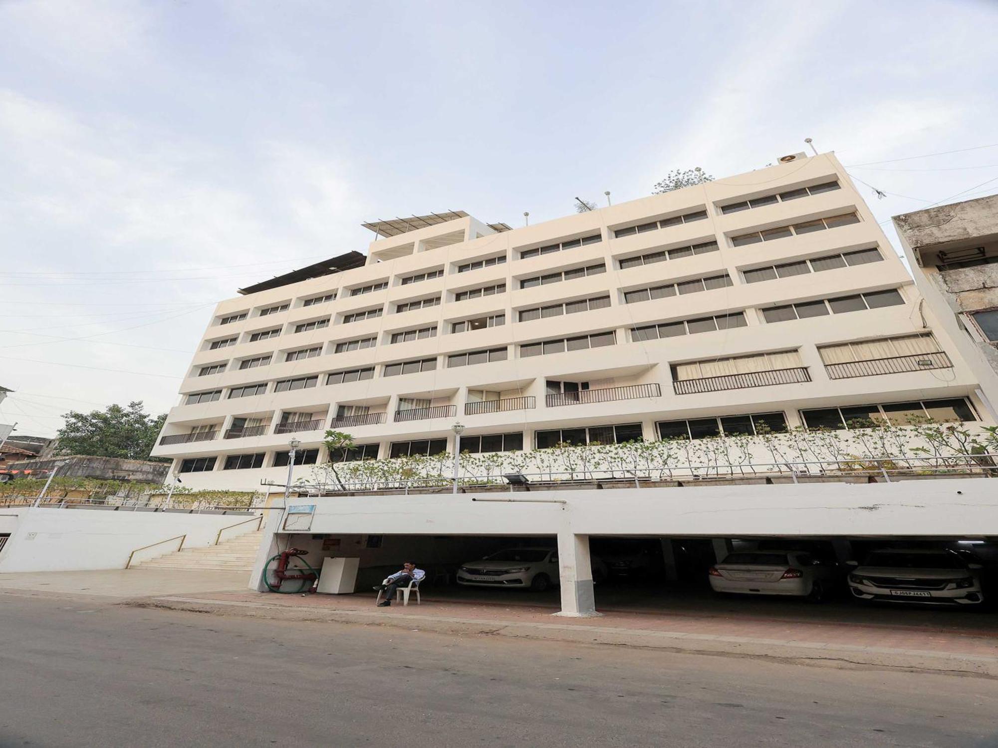 Palette Hotel Surya Vadodara Exteriör bild