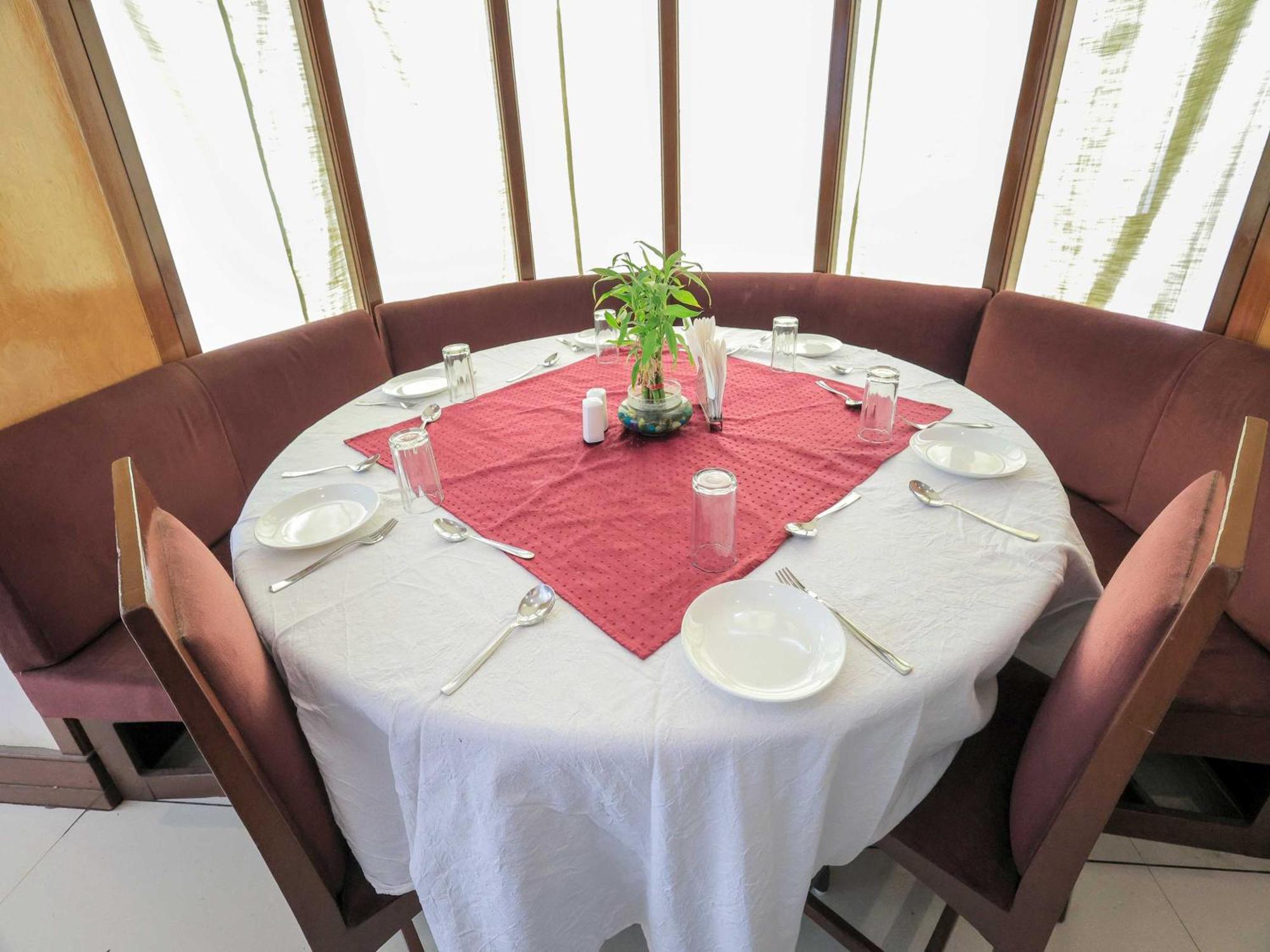 Palette Hotel Surya Vadodara Exteriör bild