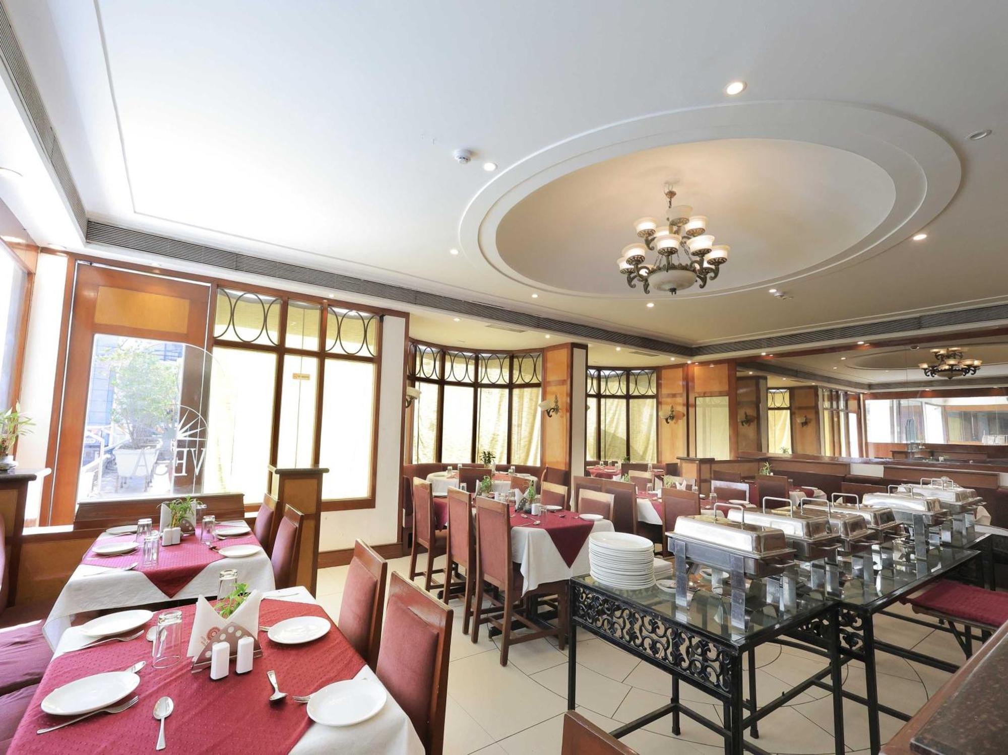 Palette Hotel Surya Vadodara Exteriör bild