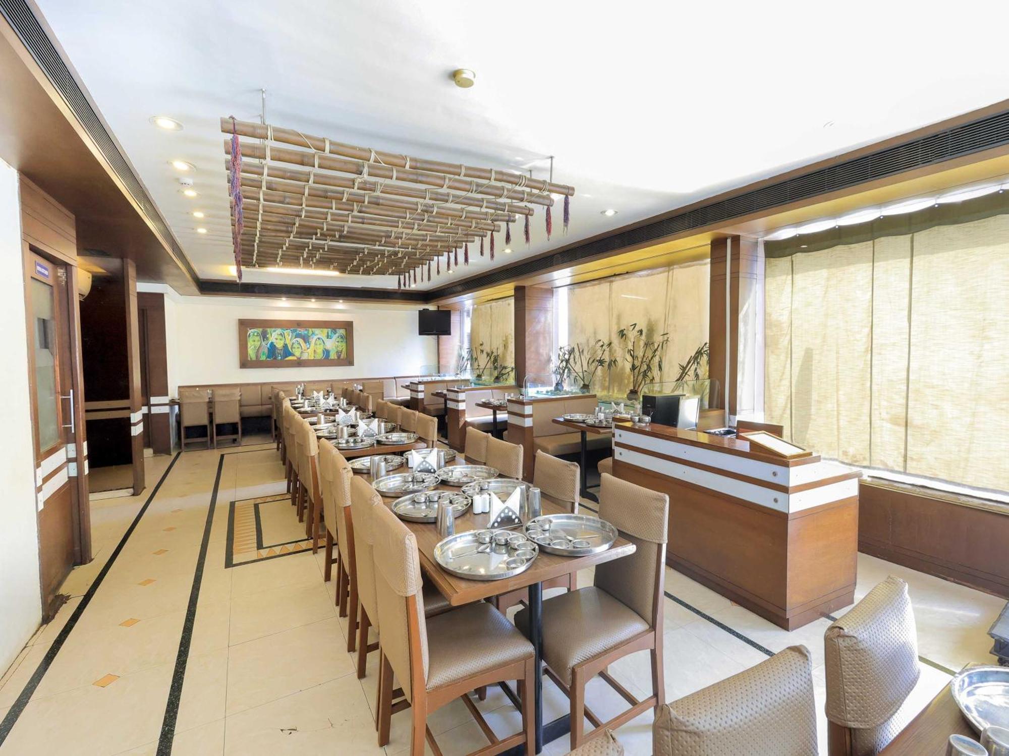 Palette Hotel Surya Vadodara Exteriör bild