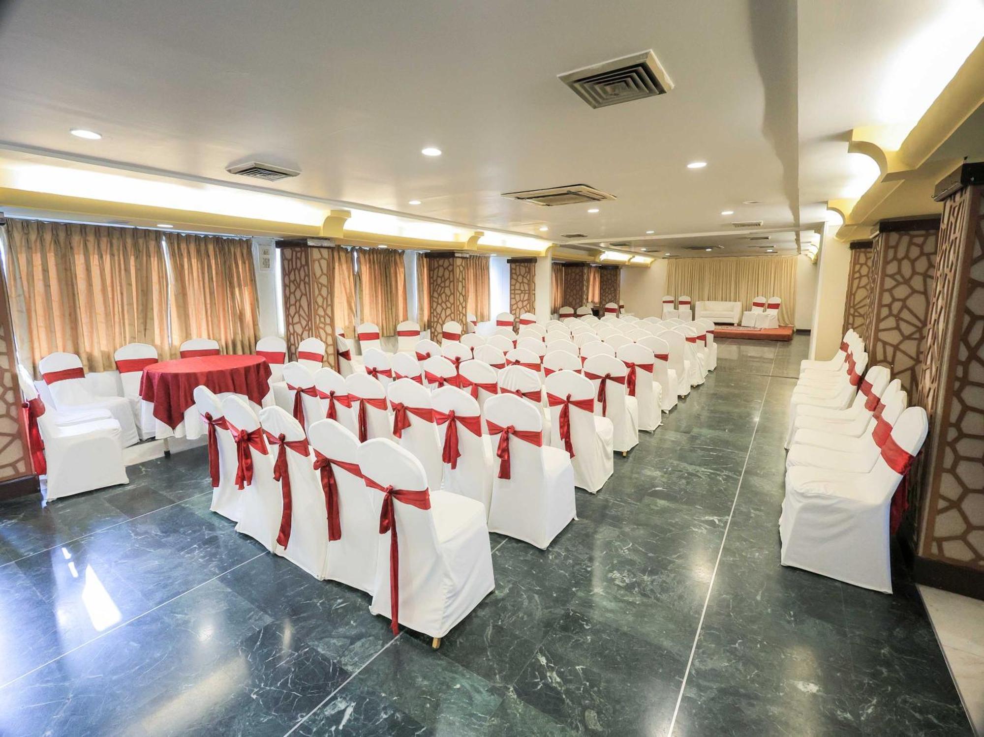 Palette Hotel Surya Vadodara Exteriör bild