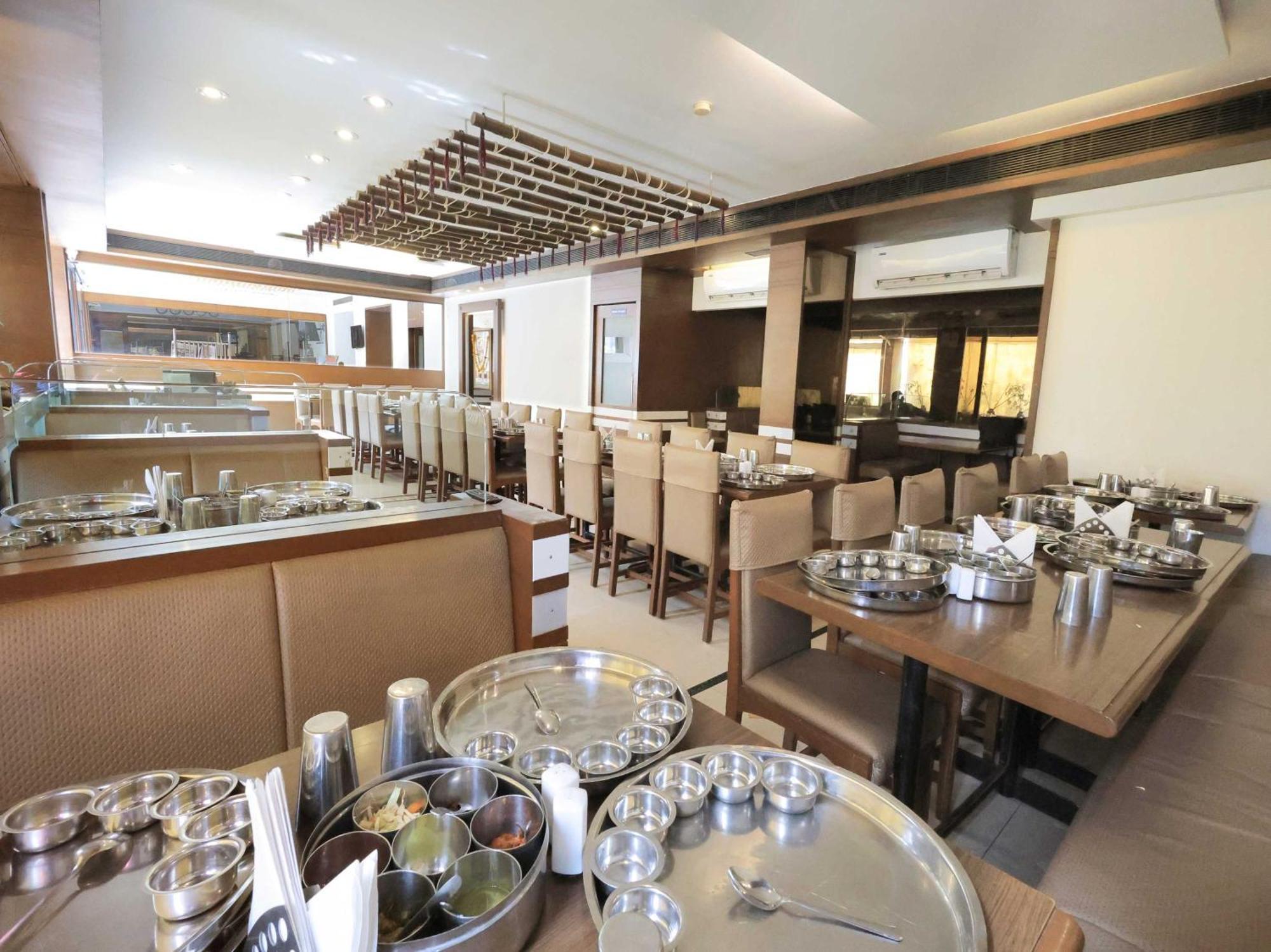 Palette Hotel Surya Vadodara Exteriör bild