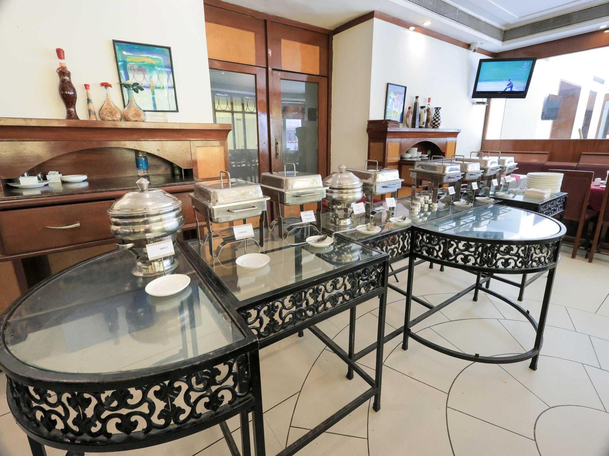 Palette Hotel Surya Vadodara Exteriör bild