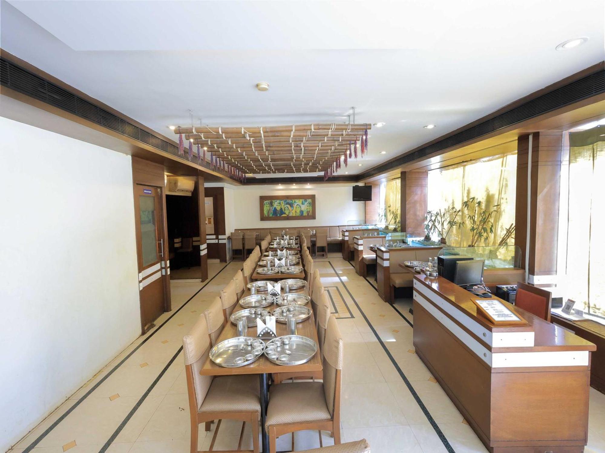 Palette Hotel Surya Vadodara Exteriör bild
