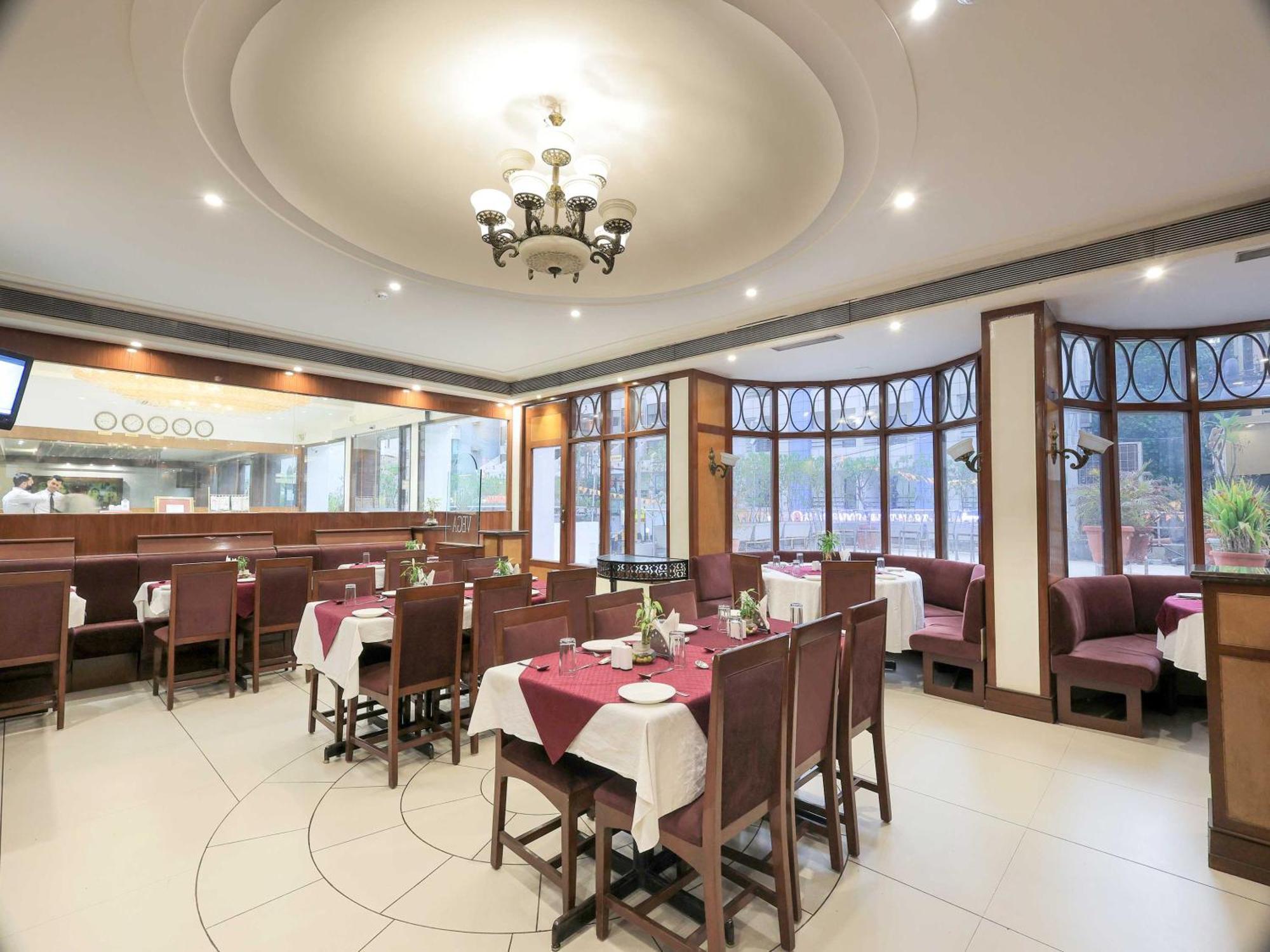 Palette Hotel Surya Vadodara Exteriör bild