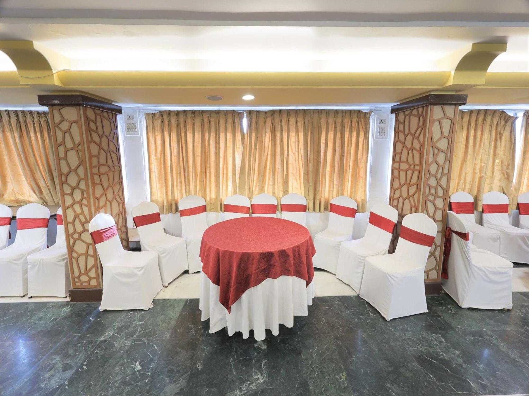 Palette Hotel Surya Vadodara Exteriör bild
