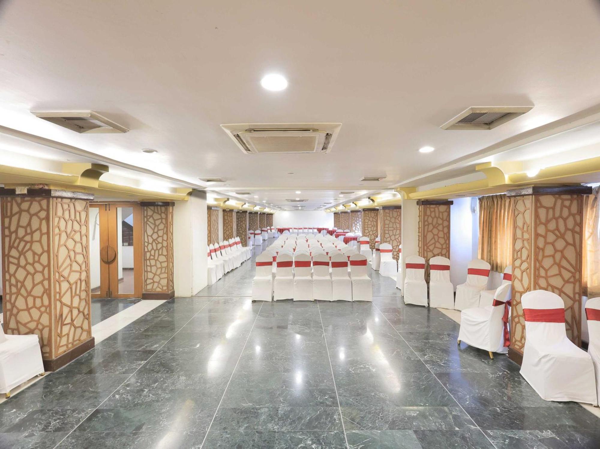 Palette Hotel Surya Vadodara Exteriör bild
