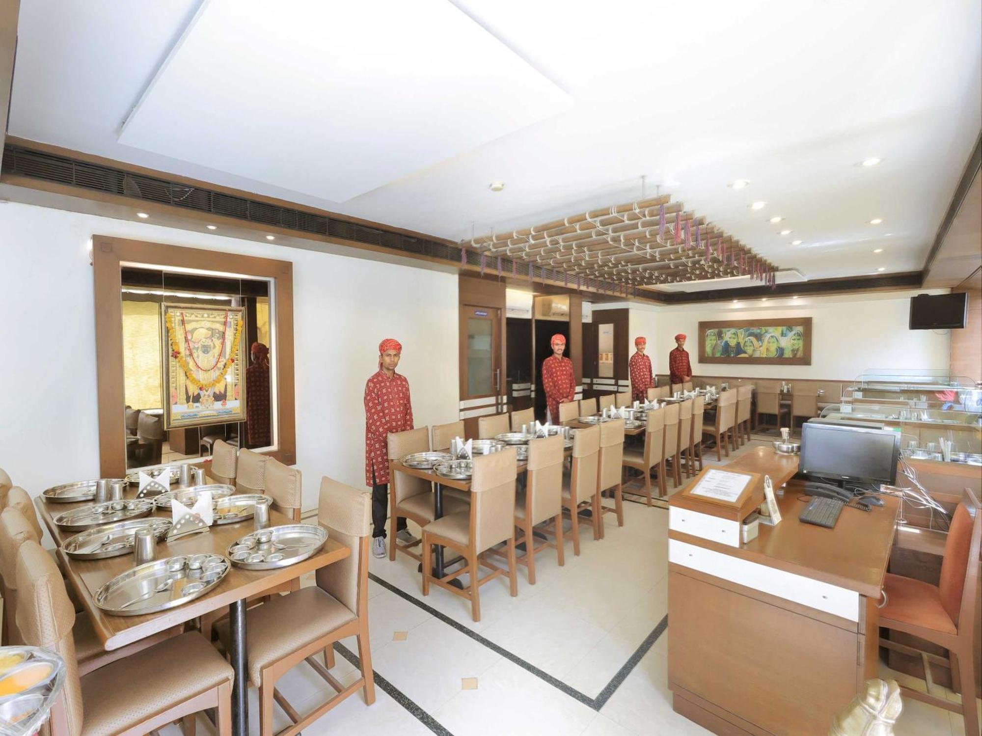Palette Hotel Surya Vadodara Exteriör bild