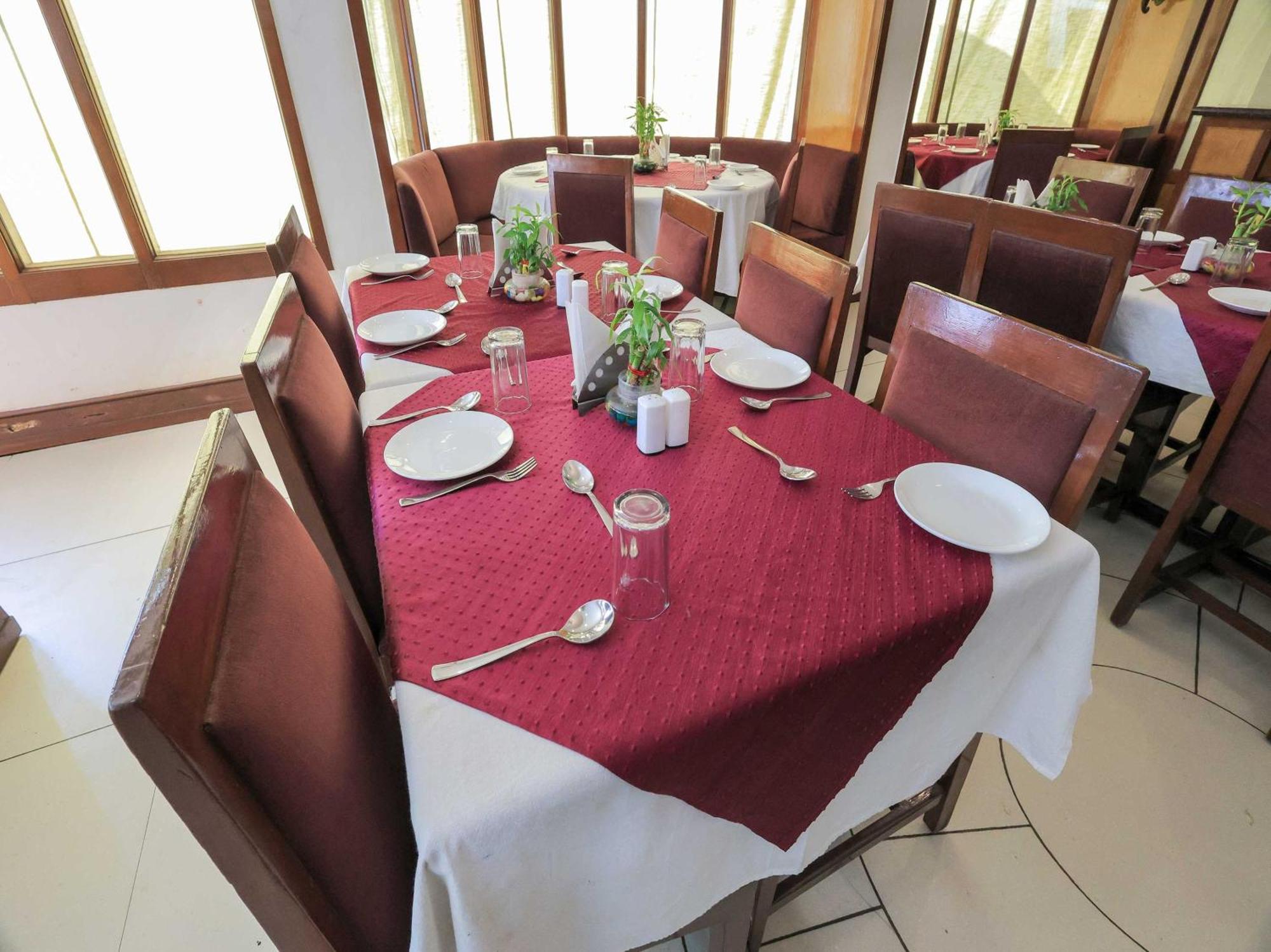 Palette Hotel Surya Vadodara Exteriör bild