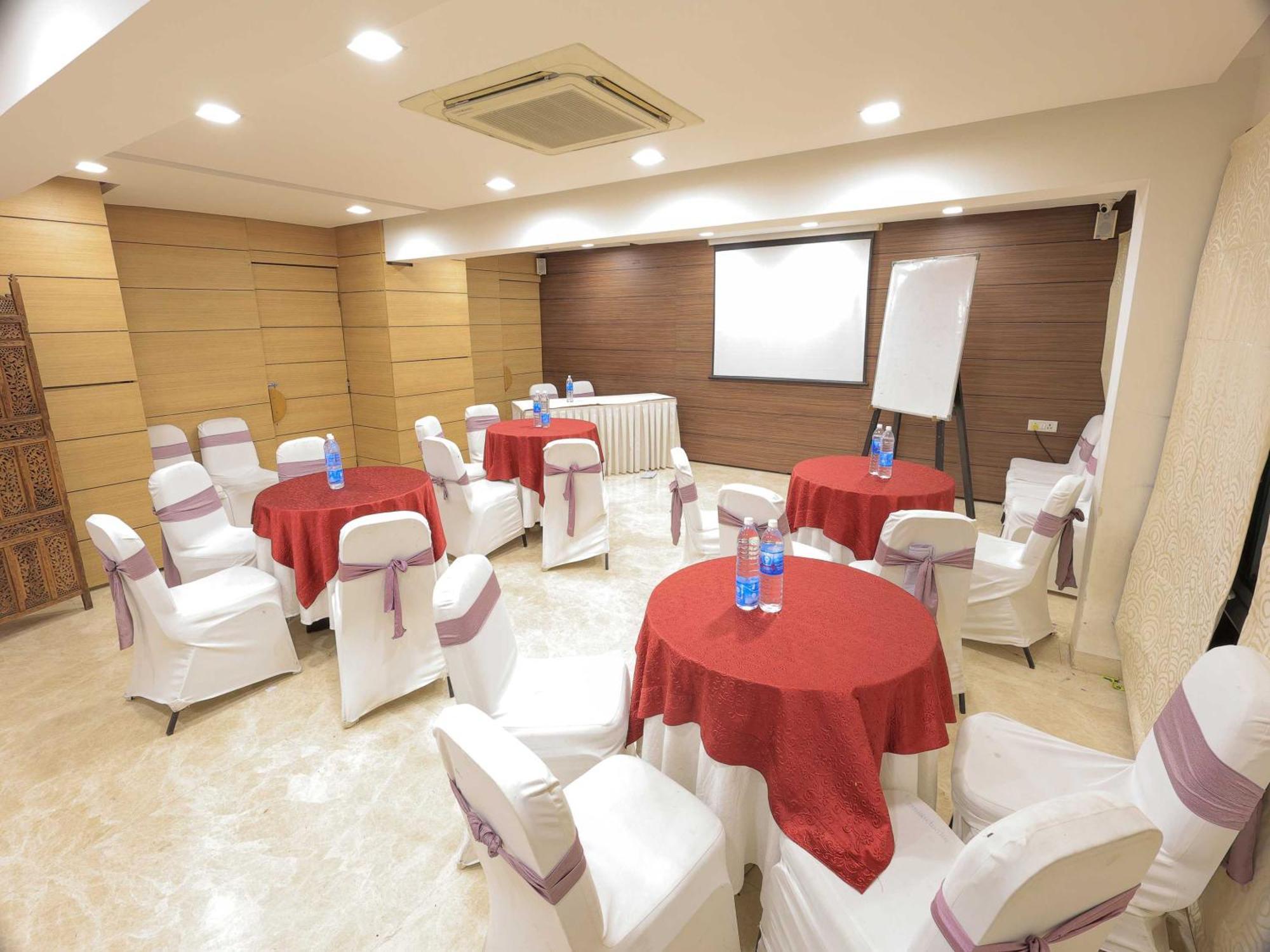 Palette Hotel Surya Vadodara Exteriör bild