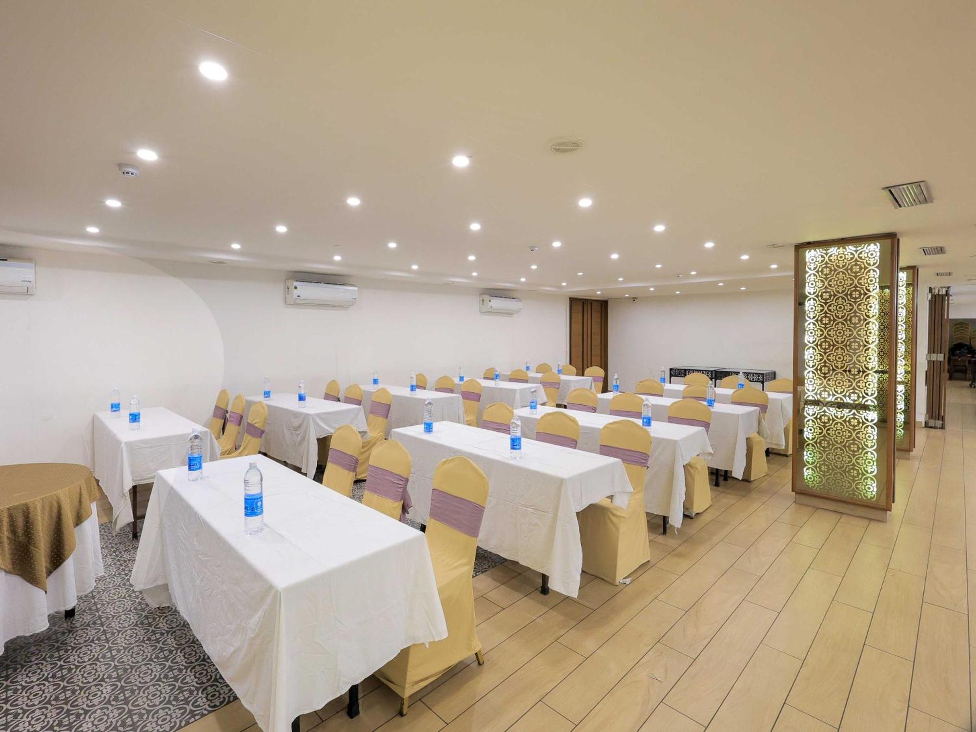 Palette Hotel Surya Vadodara Exteriör bild