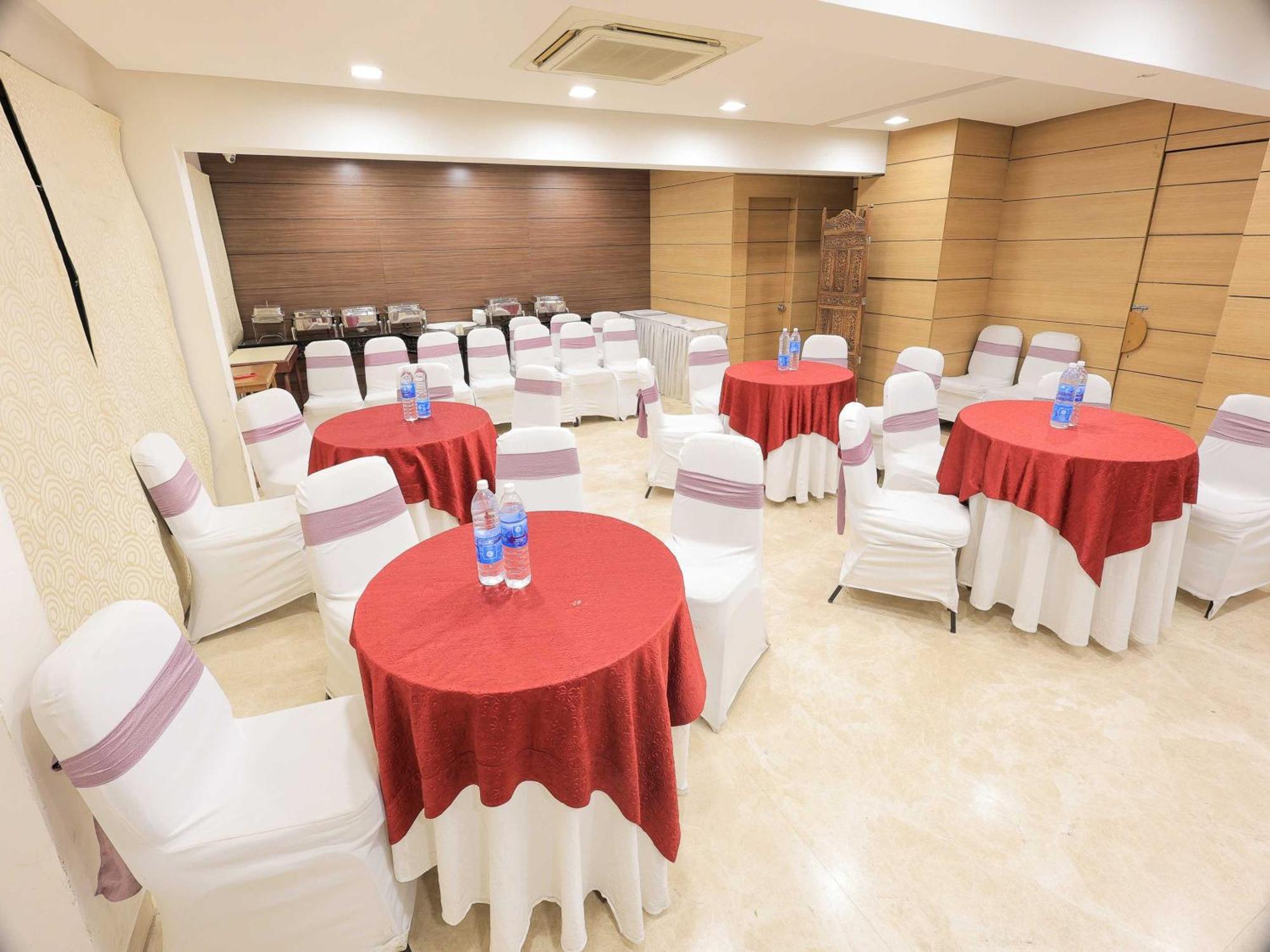 Palette Hotel Surya Vadodara Exteriör bild