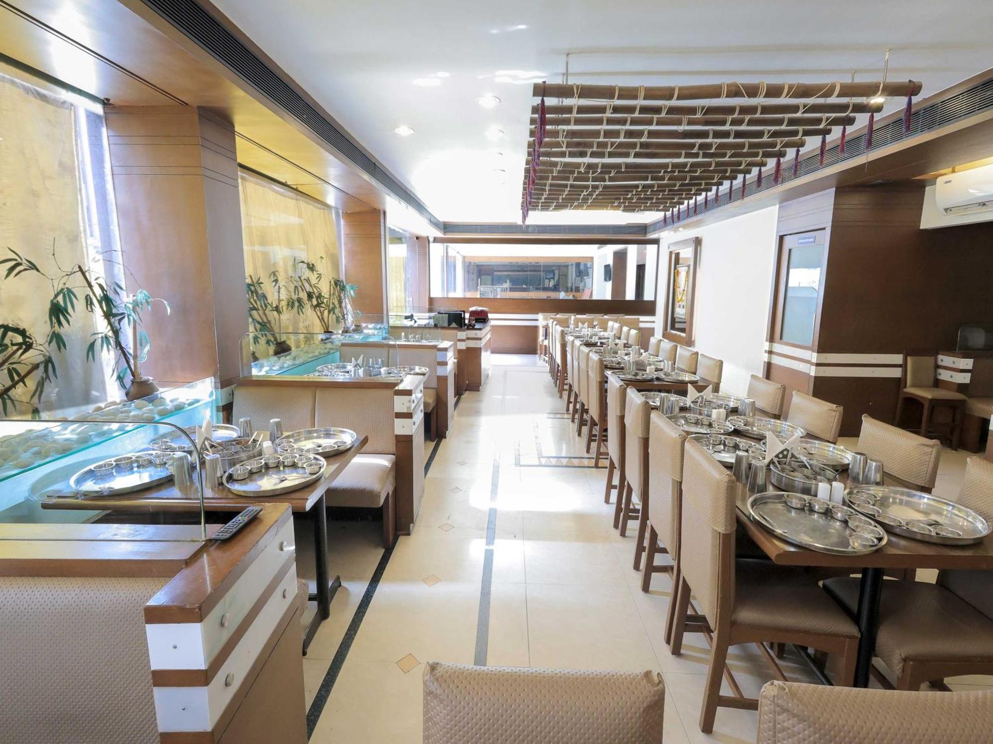 Palette Hotel Surya Vadodara Exteriör bild