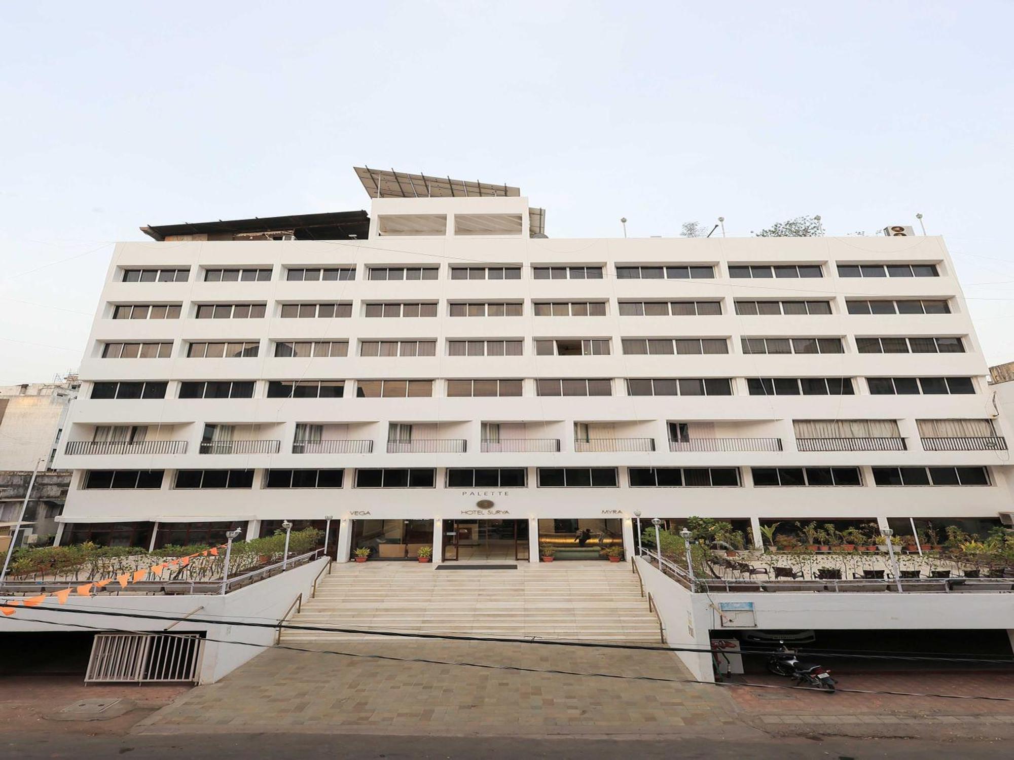 Palette Hotel Surya Vadodara Exteriör bild