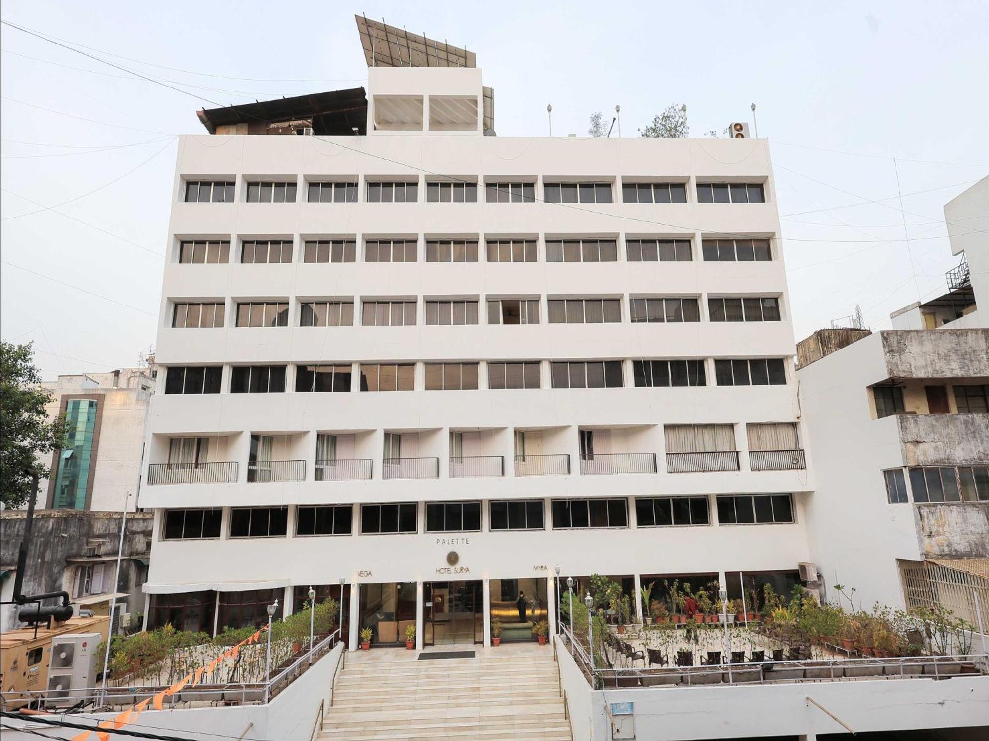 Palette Hotel Surya Vadodara Exteriör bild