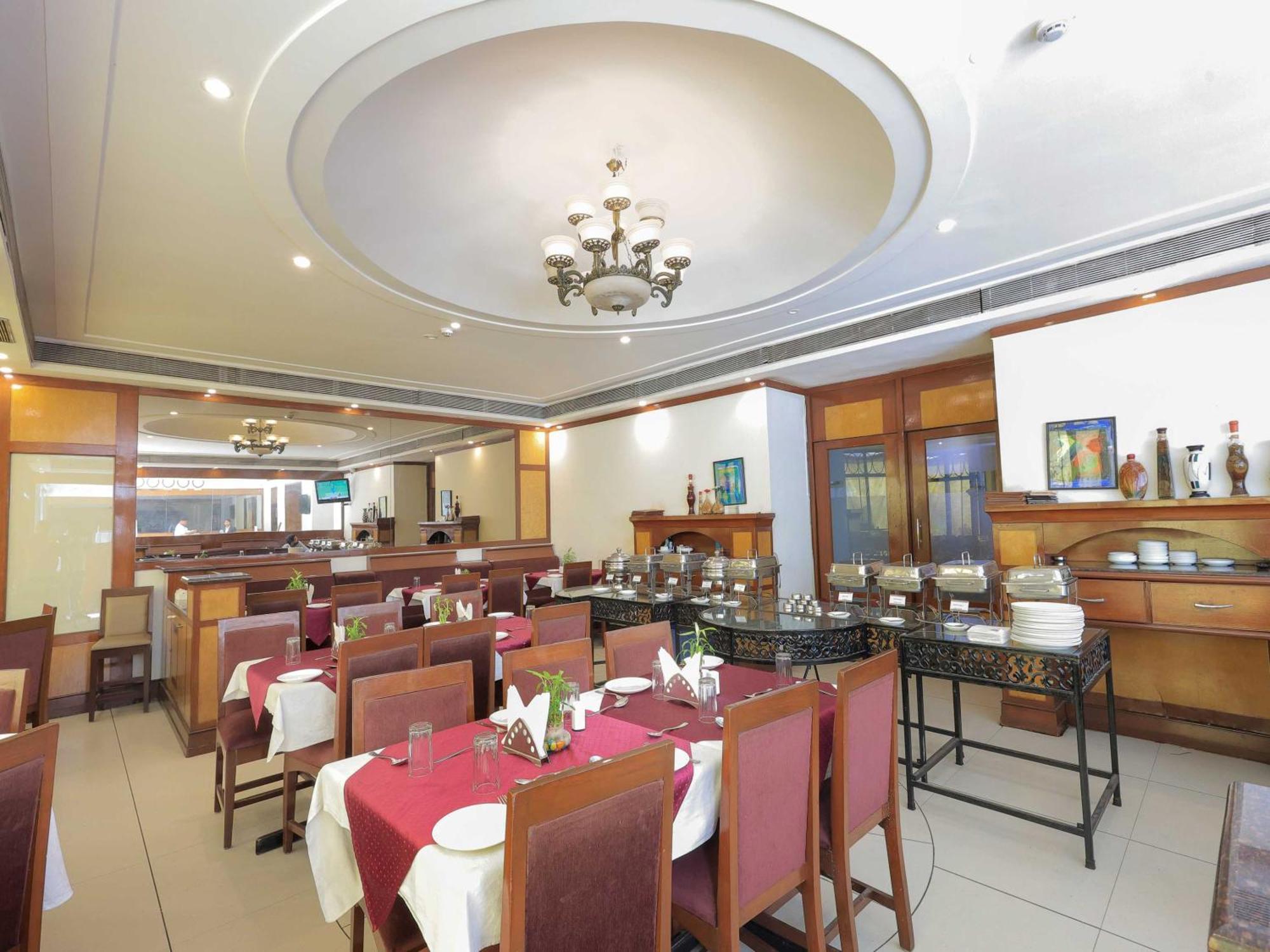 Palette Hotel Surya Vadodara Exteriör bild