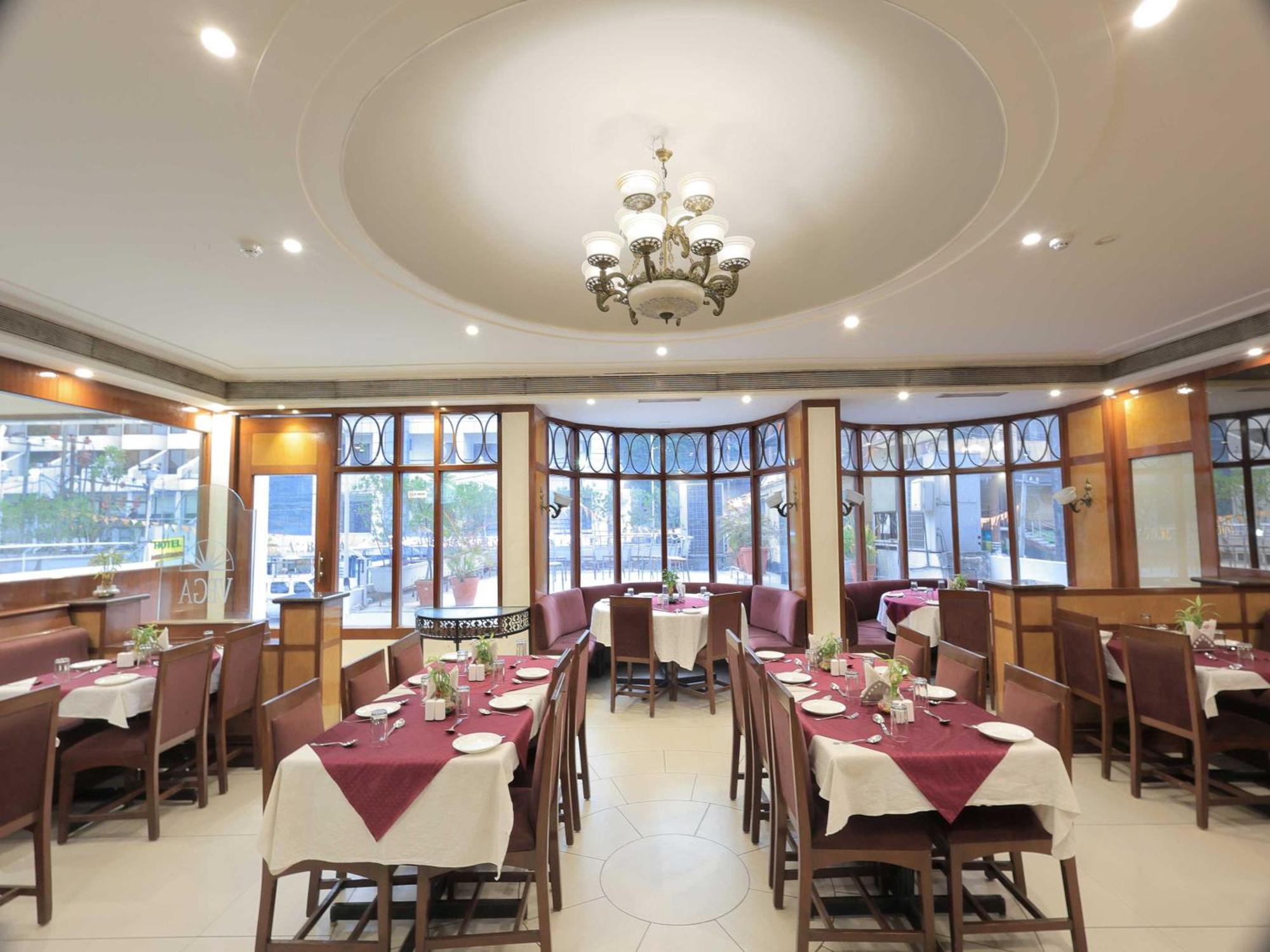 Palette Hotel Surya Vadodara Exteriör bild