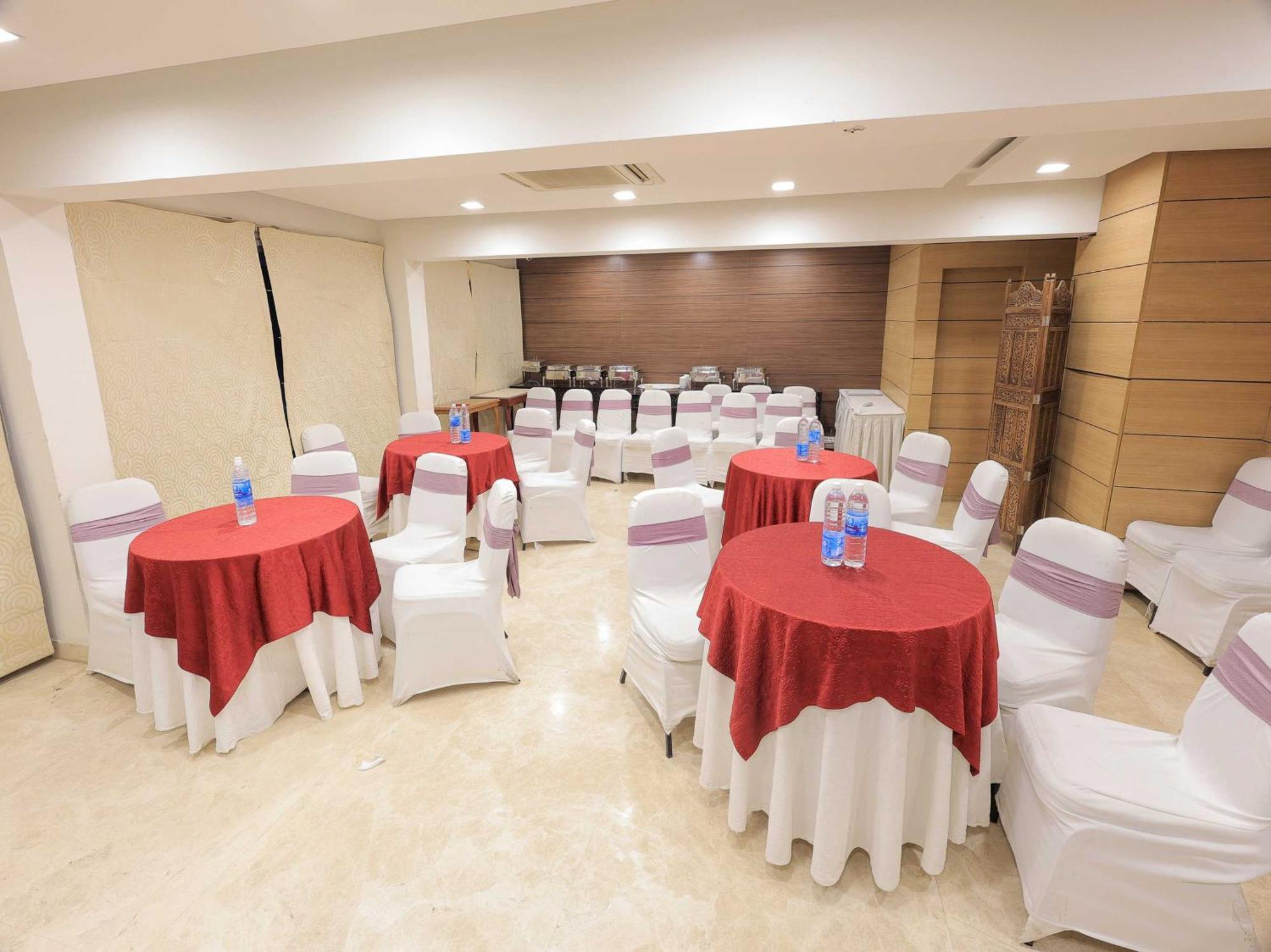 Palette Hotel Surya Vadodara Exteriör bild