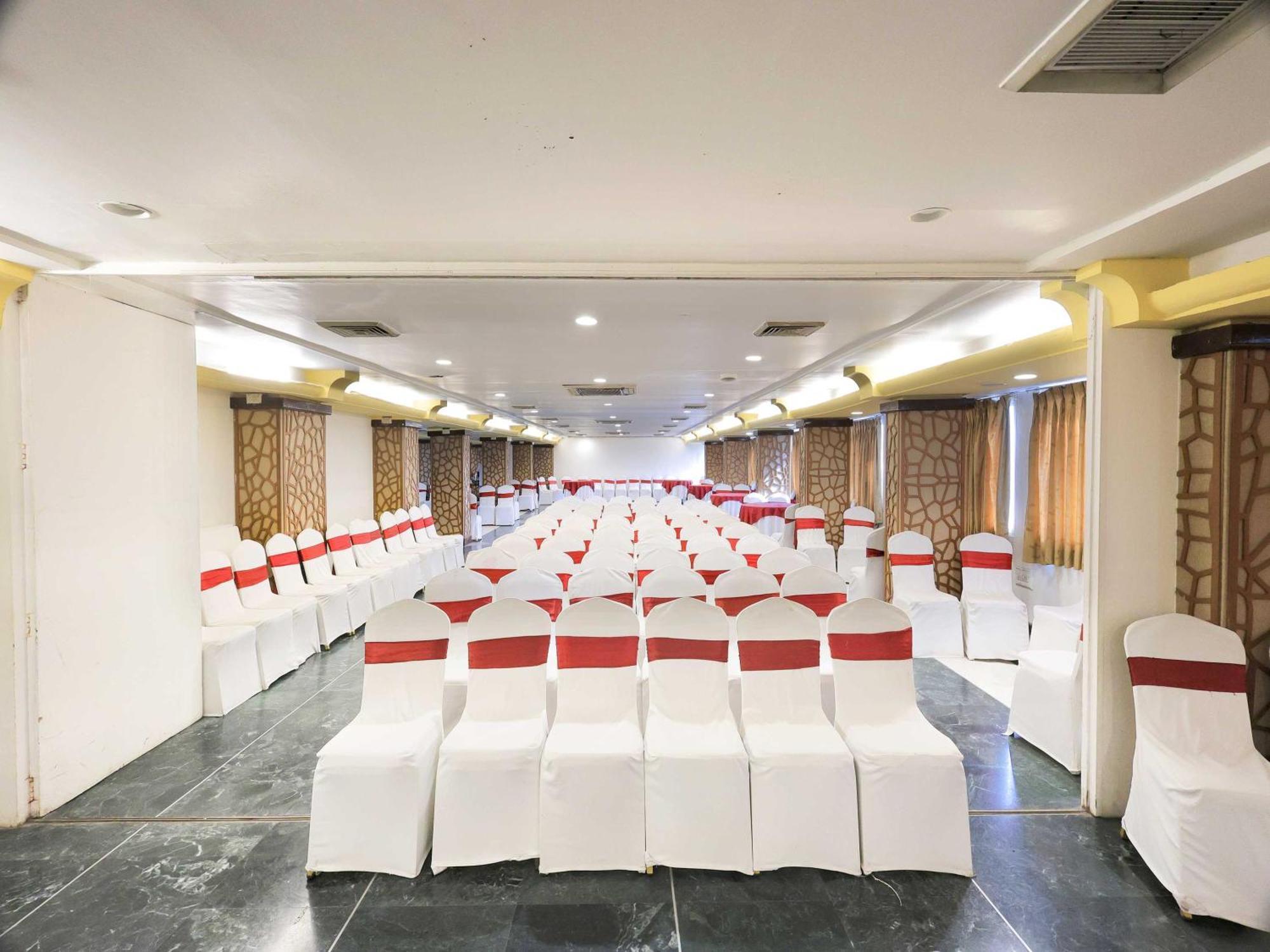 Palette Hotel Surya Vadodara Exteriör bild