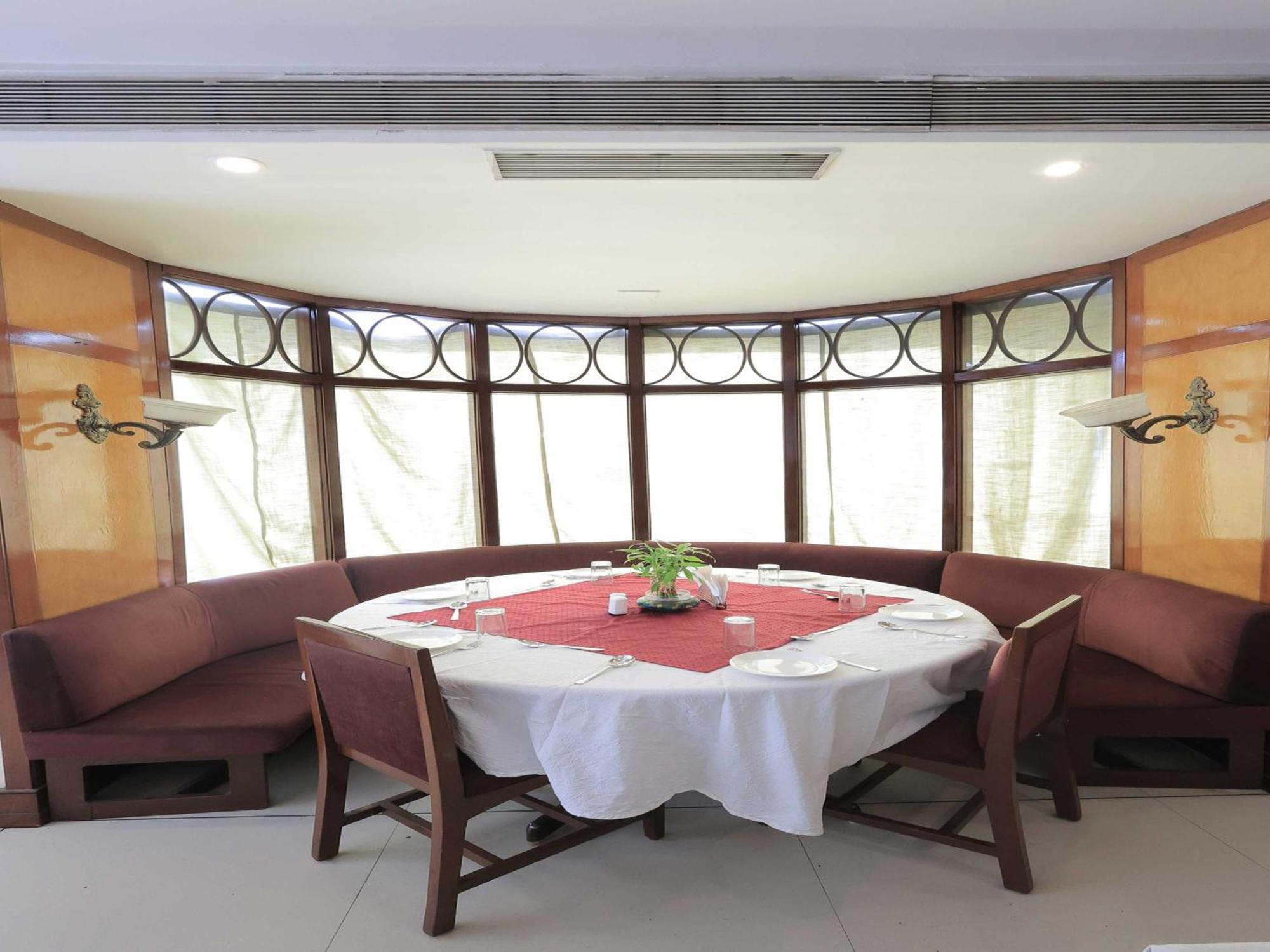 Palette Hotel Surya Vadodara Exteriör bild