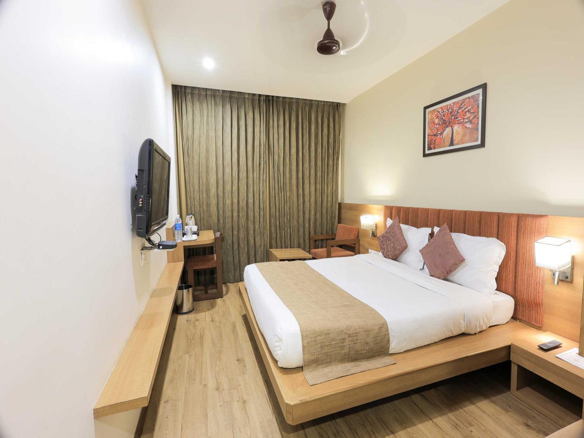 Palette Hotel Surya Vadodara Exteriör bild