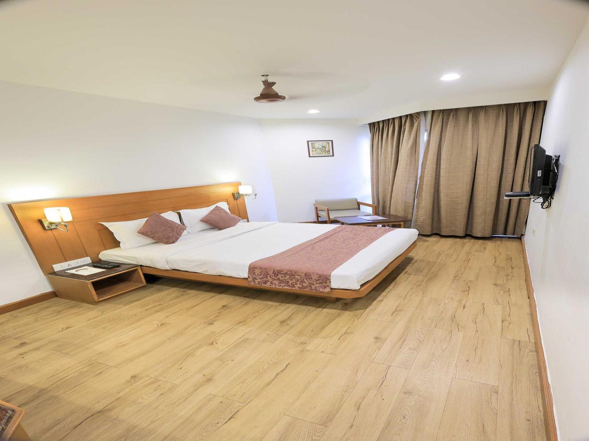 Palette Hotel Surya Vadodara Exteriör bild