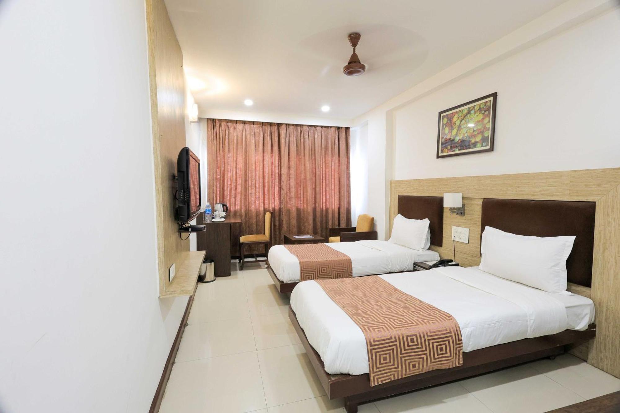Palette Hotel Surya Vadodara Exteriör bild