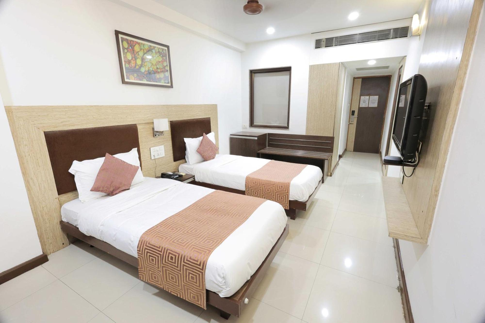 Palette Hotel Surya Vadodara Exteriör bild