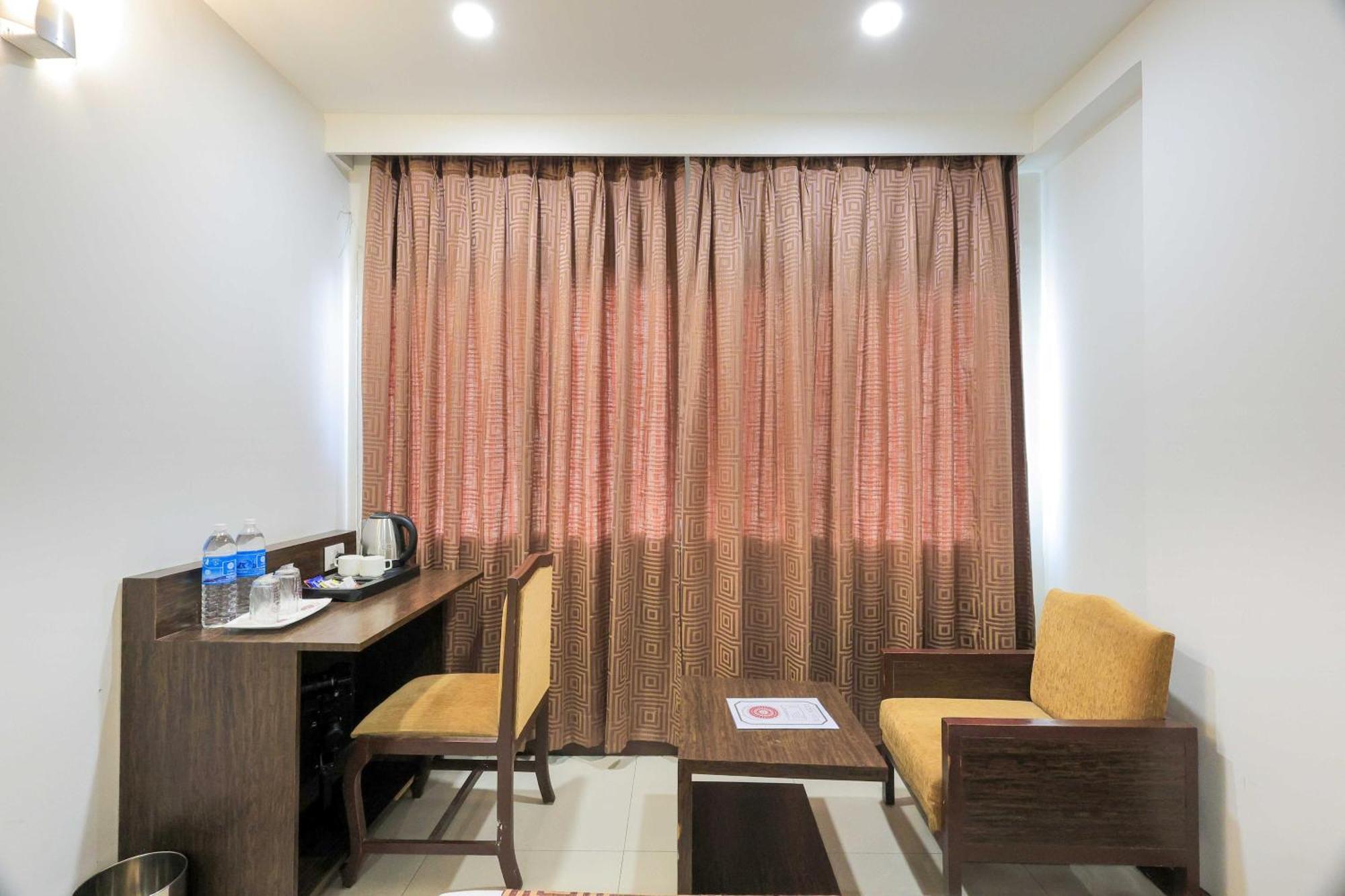 Palette Hotel Surya Vadodara Exteriör bild