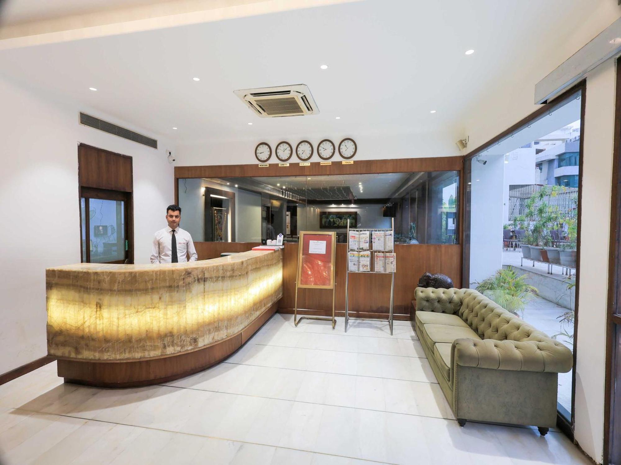 Palette Hotel Surya Vadodara Exteriör bild