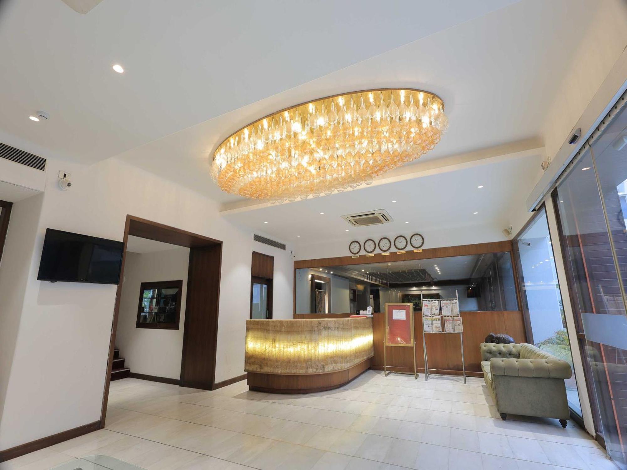 Palette Hotel Surya Vadodara Exteriör bild
