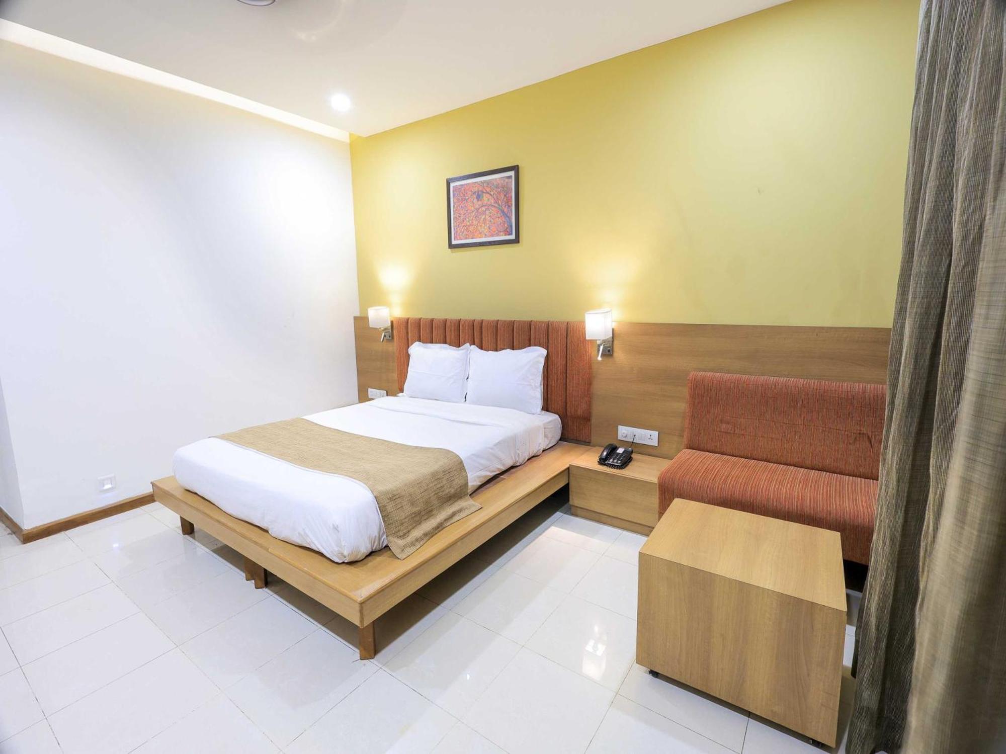 Palette Hotel Surya Vadodara Exteriör bild