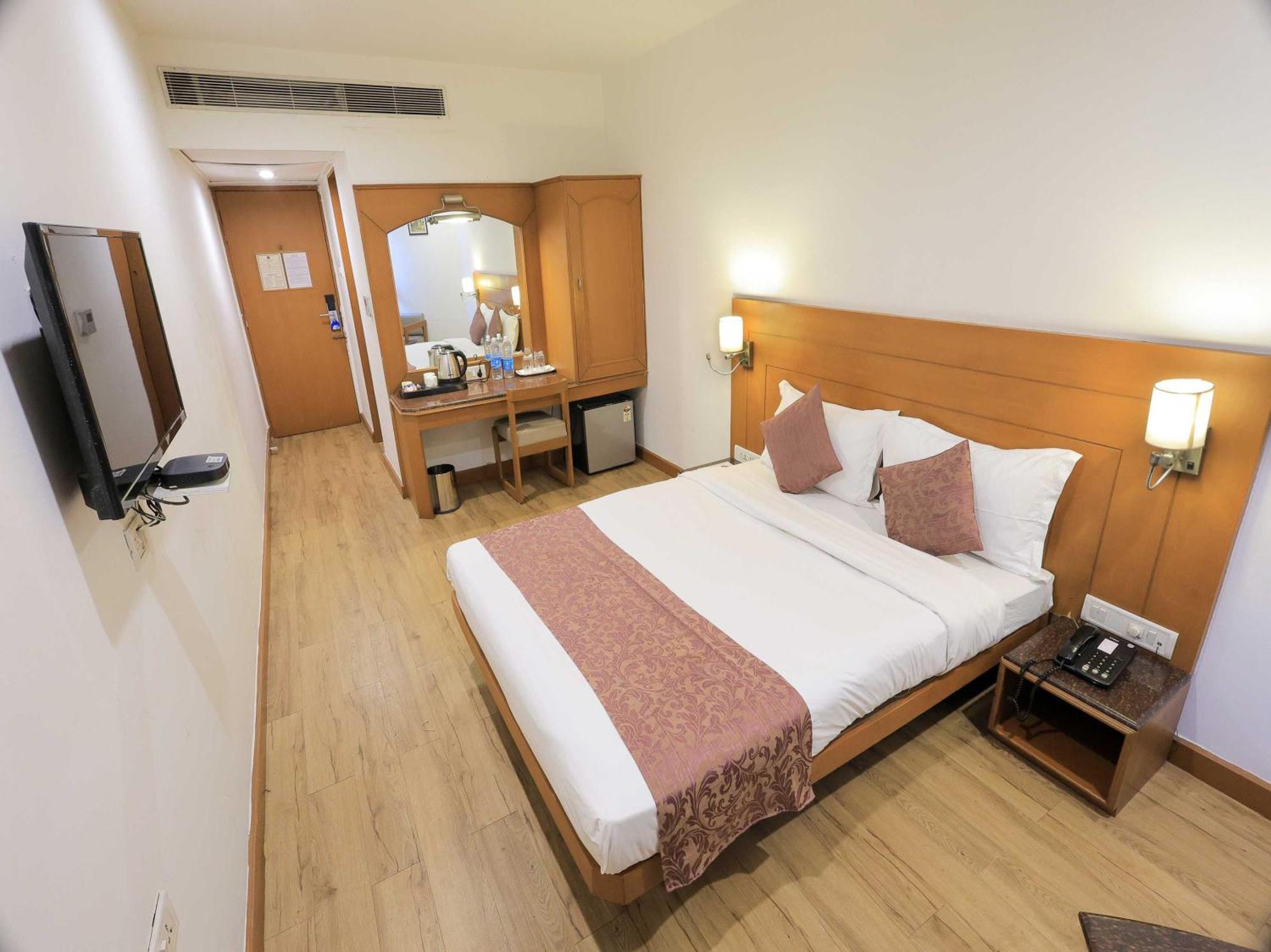 Palette Hotel Surya Vadodara Exteriör bild