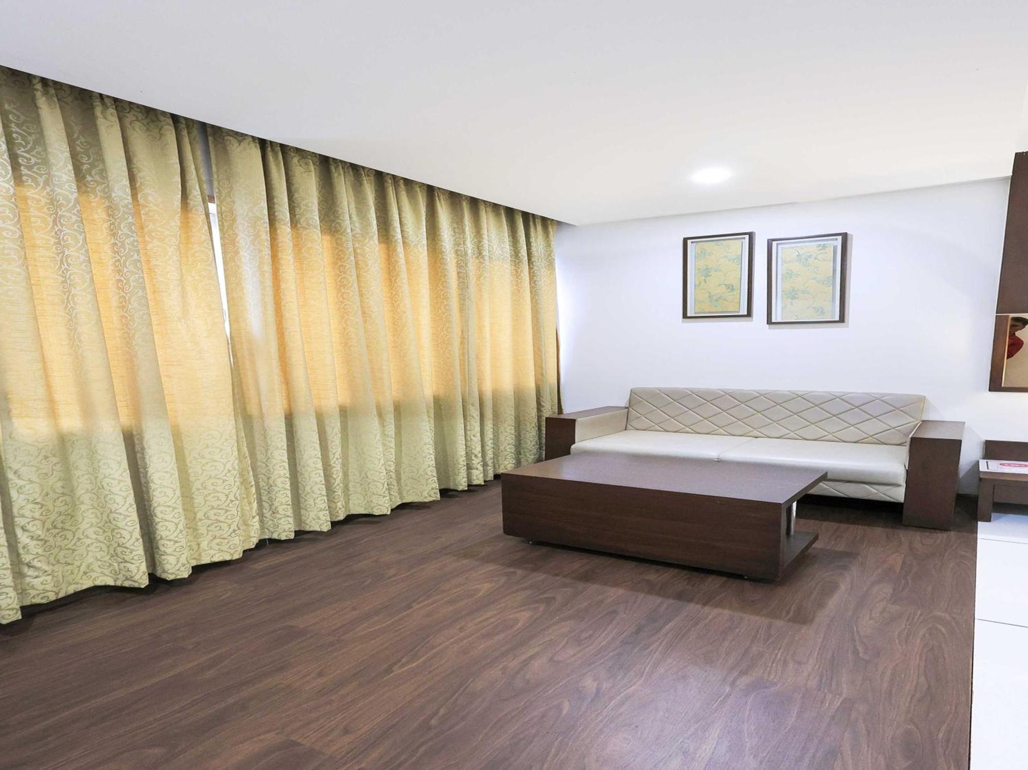 Palette Hotel Surya Vadodara Exteriör bild