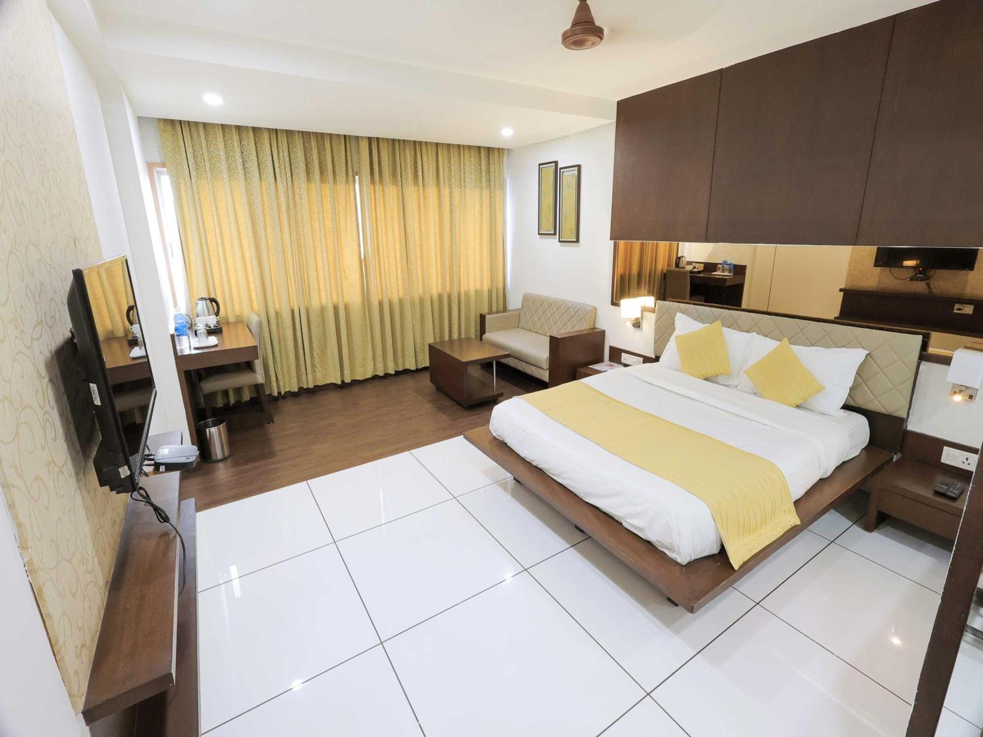Palette Hotel Surya Vadodara Exteriör bild