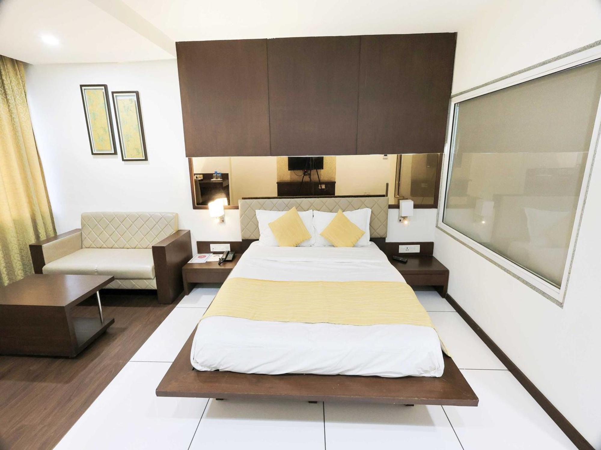 Palette Hotel Surya Vadodara Exteriör bild