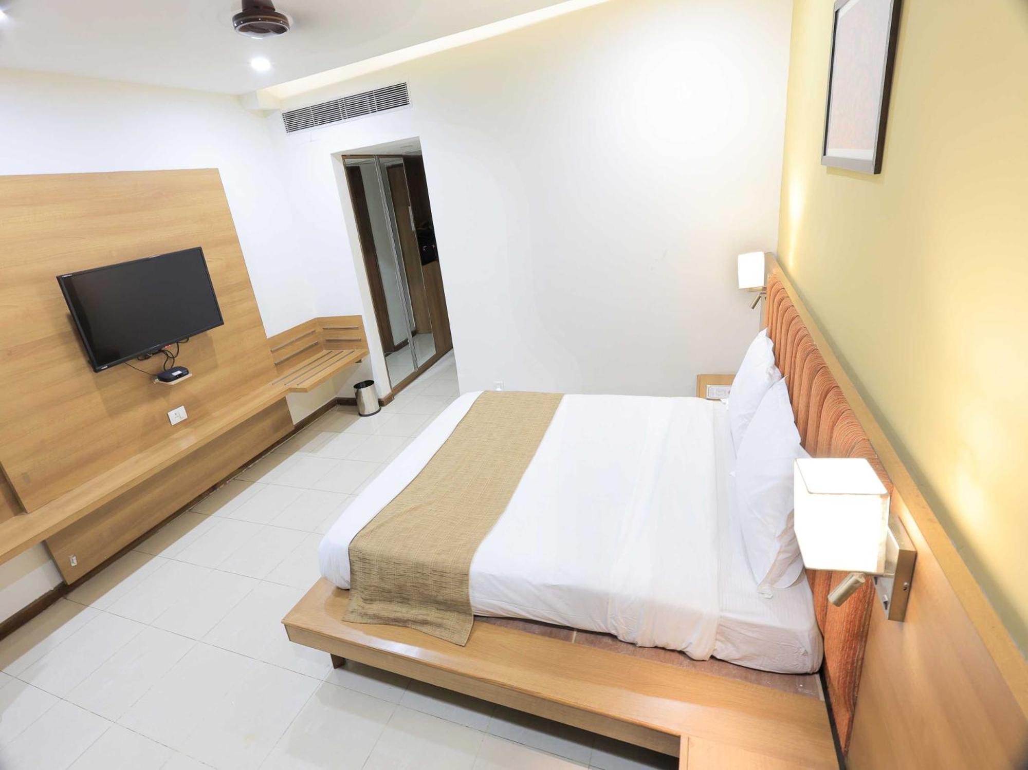 Palette Hotel Surya Vadodara Exteriör bild